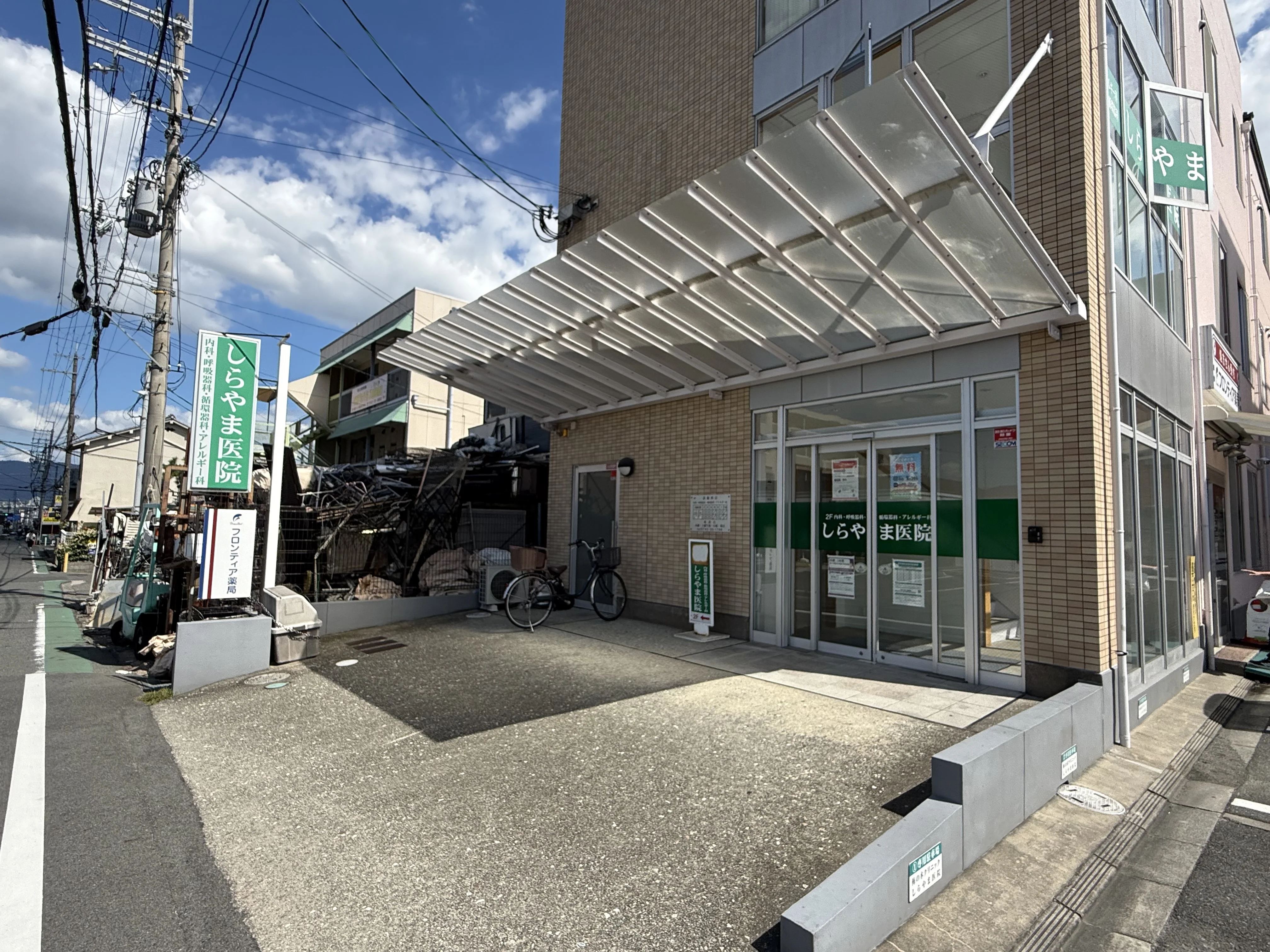 診察室で医師が患者の話を聞きながら説明している様子